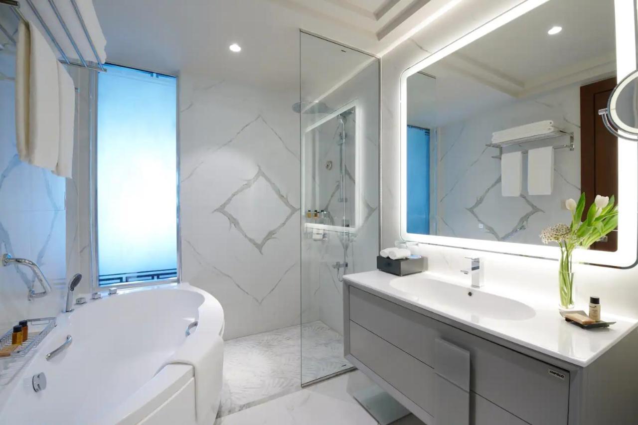 Wyndham Grand Doha West Bay Beach Экстерьер фото Bathroom