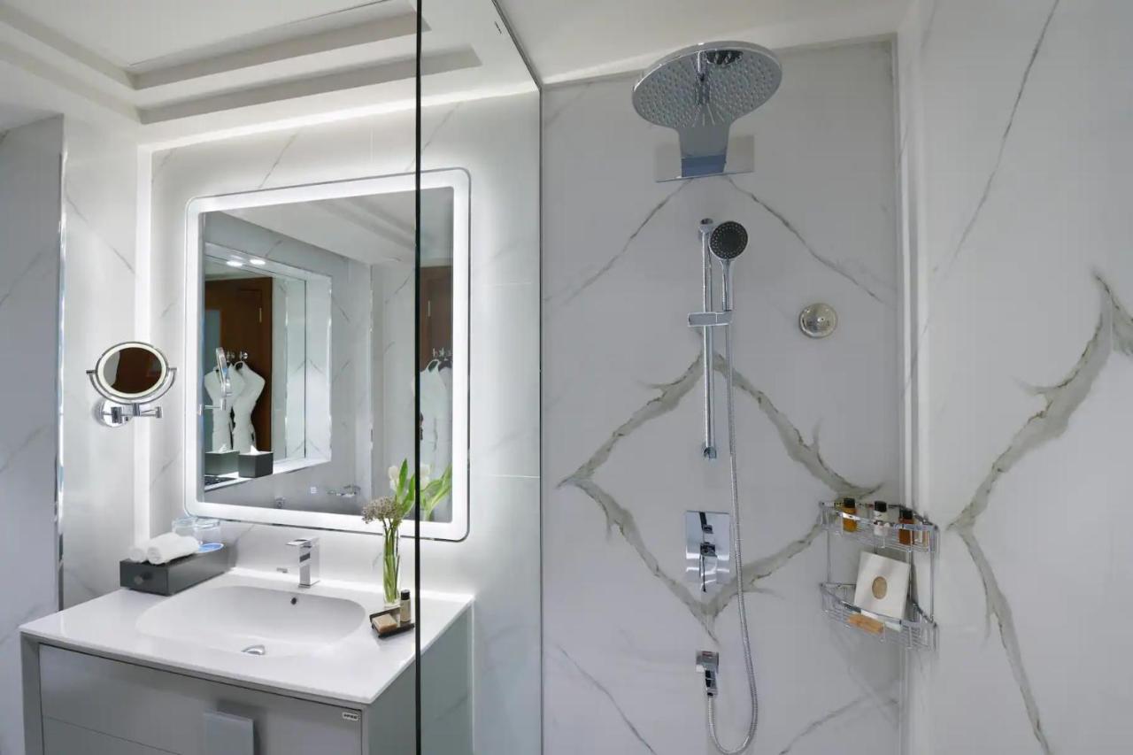 Wyndham Grand Doha West Bay Beach Экстерьер фото Bathroom