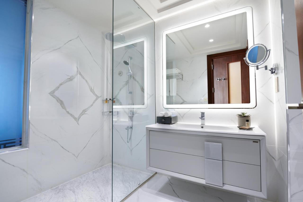 Wyndham Grand Doha West Bay Beach Экстерьер фото Bathroom