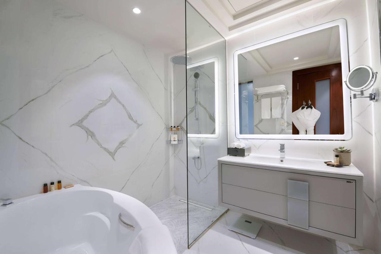 Wyndham Grand Doha West Bay Beach Экстерьер фото Bathroom
