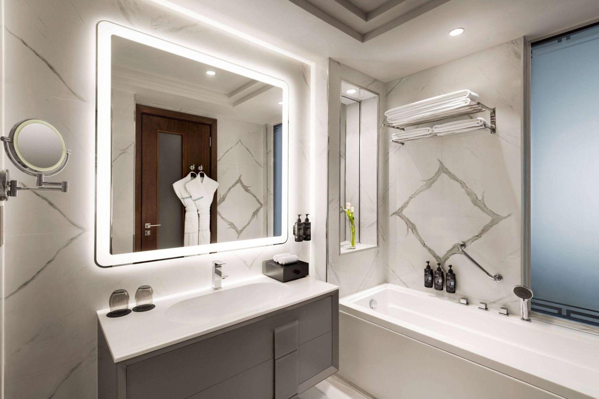 Wyndham Grand Doha West Bay Beach Экстерьер фото Bathroom
