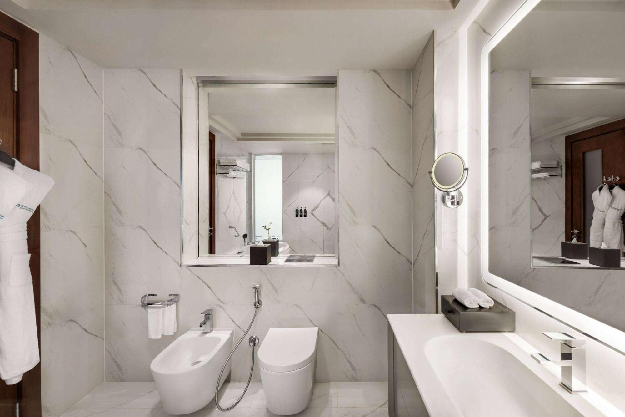 Wyndham Grand Doha West Bay Beach Экстерьер фото Bathroom